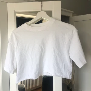Croppad t short - Knappt använd men snygg på