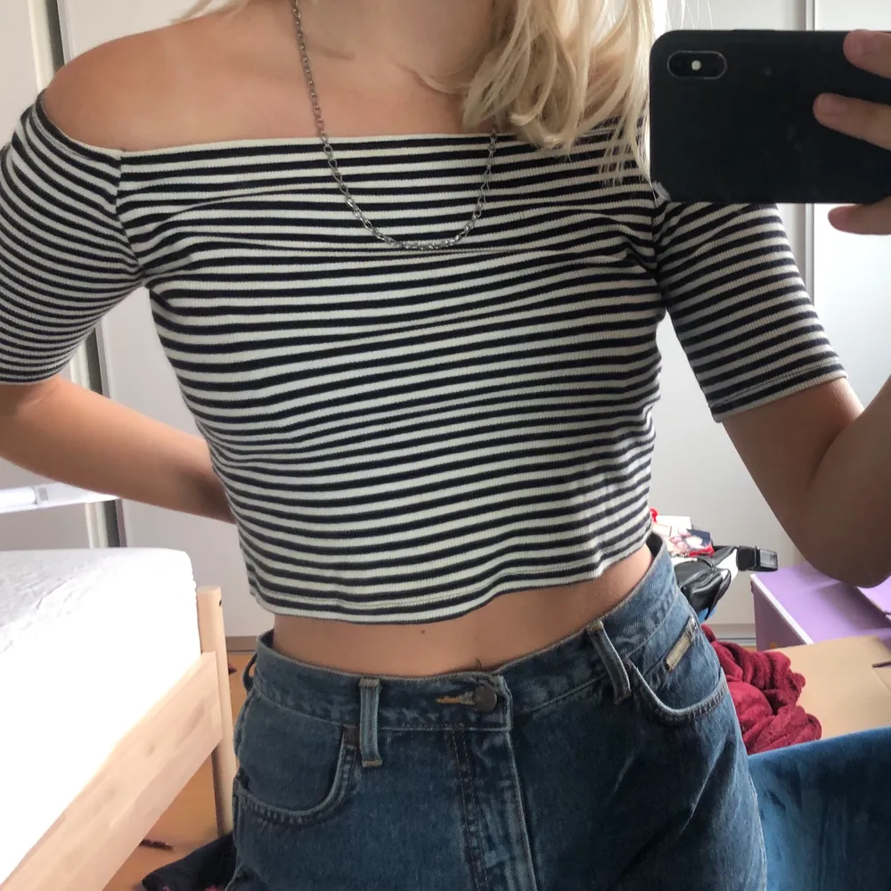 Så fin off-shoulder croptop från Monki! Bra skick. Toppar.