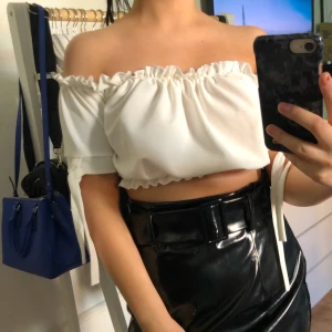 Vit croptop - Croptop med resår. 100:- + frakt. Dm för fler bilder🥰