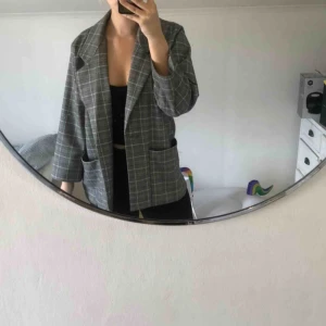  - Skit snygg oversized blazer från monki. Frakt tillkommer