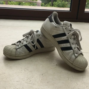 Adidas superstar skor - Adidas superstar skor i storlek 36. Ganska använda men det syns inte så mycket. På bilderna är de ej tvättade men dem ska tvättas innan de skickas till köparen. Köparen står för frakt eller så möts vi upp i Sthlm. Betalas via swish.