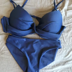 Bikini från Nelly i fint skick  - Jätte fin bikini i bra skick överdelen är 75B och trosorna strl small 