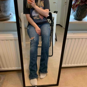 Hollister jeans strl 26/33 - Bootcut jeans från hollister. Strl 26 i midjan o 33 i längden, jag är 168cm