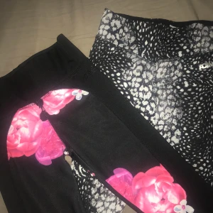 Tights från Bikbok  - Dom gråvita är i storlek s och dom svarta med blommorna är i storlek xs. Båda tightsen är i bra skick, inte blivit mer använda mer än 2-3 gånger, båda för 90 eller 65 kr/styck 😜✌🏼 frakt tillkommer 