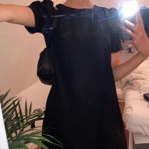 fin klänning! - svart basic klänning med puffärmar💕 super fin och aldrig använd:) frakten är inräknad i priset!