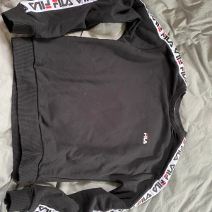 Fila tröja - Sitter bra och är allmänt snygg. Säljer pga får ej användning av den. 60kr frakt