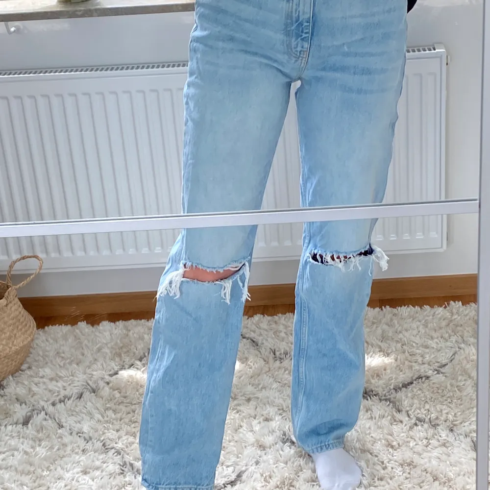 Supersnygga slutsålda jeans från Gina Tricot!! Frakt tillkommer på 88 kr💛💛. Jeans & Byxor.