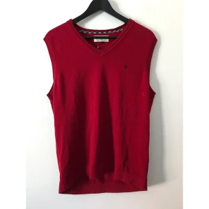 Hampton republic väst S - Fin väst med bra kvalitet. Möts upp i Umeå eller fraktar. Köparen står för frakt.