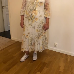Söt klänning  - Oanvänd klänning från H&M storlek 42, 