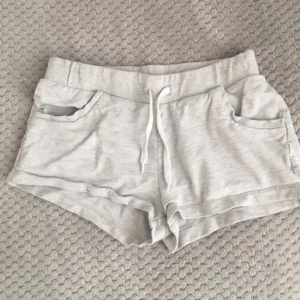  - Sköna shorts från H&M. Strl 36 (S). 