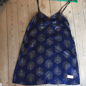  - Knappt använd vacker klänning/topp från Odd Molly. 100% Siden. Säljer kläder för att jag ska flytta utomlands. Jag är 170cm och kan använda denna som kort klänning al över byxor. 