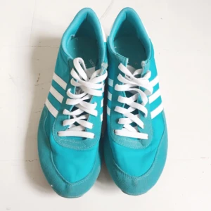  - Turkosa sneakers från adidas! Sparsamt använda! Frakt 69kr 👟💙