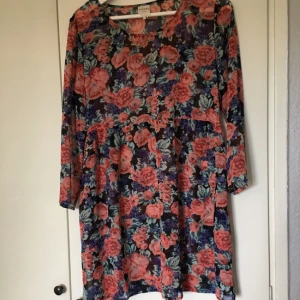  - Jättefin blommig klänning/tunika från monki. 