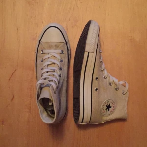  - Som nya!! Höga - färg beige - äkta - använd fåtal gånger pga. köp av fel storlek - mötas upp eller så postar jag dem 