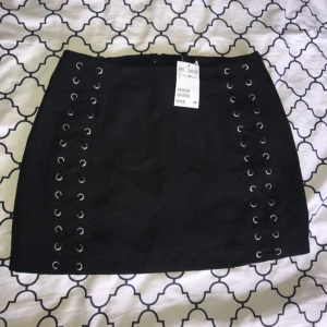  - Lägger upp denna kjolen igen då jag sänkt priset.  Ovanvänd kjol från hm. Sitter väldigt snyggt på. Inte min stil längre, därför den säljs. 