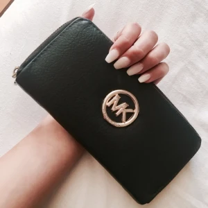  - Säljer denna superfina plånbok från MK. Köpt för några år sedan men använd sparsamt, tyvärr inget kvitto därav priset. Kan skickas.