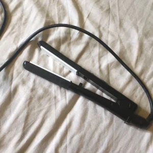  - Plattång som jag fick av min syster, men har en redan så säljer denna. Den är mjuk i änden så man kan hålla där utan att bränna sig. Funkar mycket bra!  