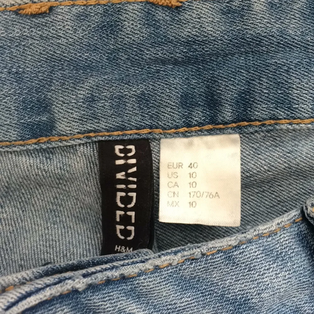 Baggy jeans med color blocks. Använde dessa under hela min graviditet (har annars storlek 26 på jeans), så det är ett tips! Men passar alla såklart 😊 Betalning via Swish, frakt på 69:- tillkommer. . Jeans & Byxor.