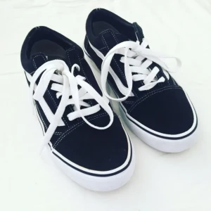  - Svarta vans i storlek 37 som letar ny ägare pga de är för små! 😊 använda bara ett fåtal gånger och i fint skick 🎉