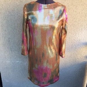  - H&M-klänning, aldrig använd(lappen sitter kvar). Mer som en 36:a i storlek. 