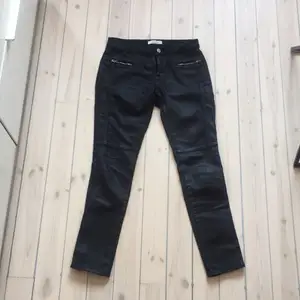 Samsøe jeans, svarta glansiga med silvriga dragkedjor, nypris ca 1200 kr, frakt tillkommer
