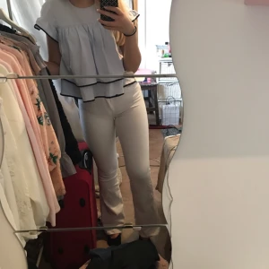  - Vita bootcut jeans i storlek S, endast testade. Nypris 499kr