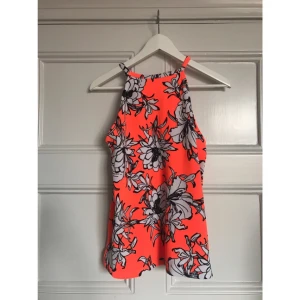  - Topp från River Island. Köparen står för frakten och betalning sker via swish.