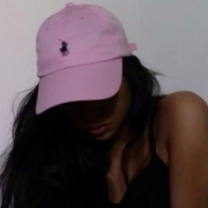  - Säljer Babyrosa Ralph Lauren keps. Finns fläck på baksidan. Möts upp i Sthlm