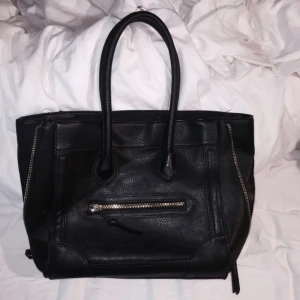  - Givenchy-inspirerad väska från Åhlens! Välanvänd och väldigt smidig och rymlig!! Köparen står för frakt och om jag inte svarar här så smsa 0739666812! 