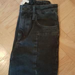 H&m trend jeans, snyggt slitna, stor 34a (kanske till och med 36. Du bör vara över 165cm om de inte ska vikas upp). Slutsålda i butik!