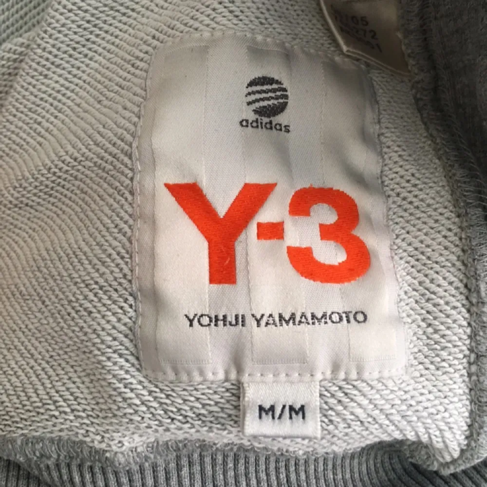 Jättefin ljusgrå vintage Y3 Adidas sweatshirt. Snyggt sliten. Storlek medium (herr). Y3 är samarbetet Adidas har med designer Yohji Yamamoto. Y-3 loggan sitter på baksidan av tröjan.. Hoodies.