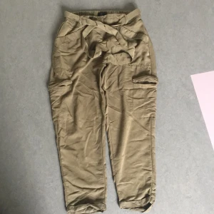  - Skitcoola, mjuka och bekväma fladderbyxor från Atmosphere!! Snygga fickor på låren och på rumpan med endast en knapp och ett mjukt skärp som stängning. Sparsamt använda👌🏼 ✨Frakten ingår!✨