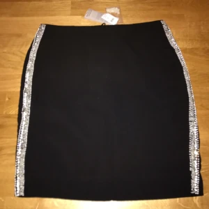  - Lindex kjol, aldrig använd. 