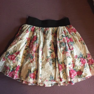  - En blommig midjekjol från Vero Moda i storlek S (Passar dock även en XS.)