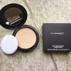  - Helt nytt Blot powder i färgen medium från Mac. Pudret fixerar foundation, tar bort glansiga partier och fungerar utmärkt  utan att lägga till färg. 