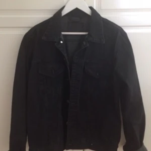  - Skitsnygg svart jeansjacka från Lager 157. Oanvänd! Jag köpte den själv på plick men den var tyvärr för stor för mig. Perfekt nu till hösten! 🍁 Kan mötas upp eller frakta! 