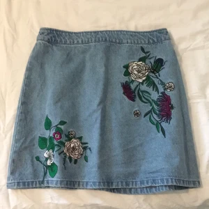  - Oanvänd kjol pga fel storlek.  Köparen står för frakten.  Betalning sker via 