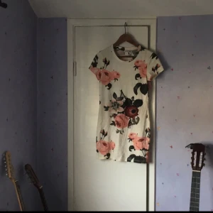  - Blommig klänning 