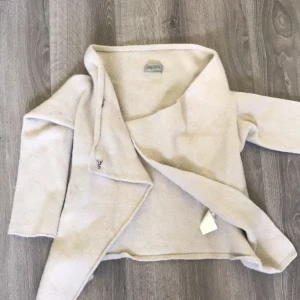  - Hej! Säljer en hunkydory kofta i storleken XS, tyvärr har den krympt lite i tvätten men passar en xxs. 