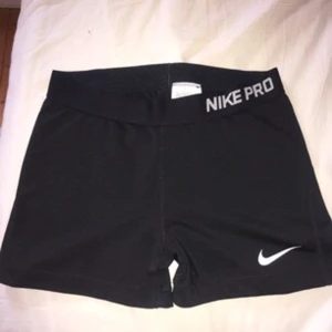  - Fina tights från Nike i bra skick köpta på Plick men passade tyvärr inte. Storlek L men passar även som M! Kan skicka fler bilder om så önskas 