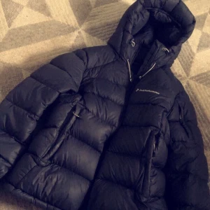  - Jag säljer min peak jacka i färgen Granit ☺️