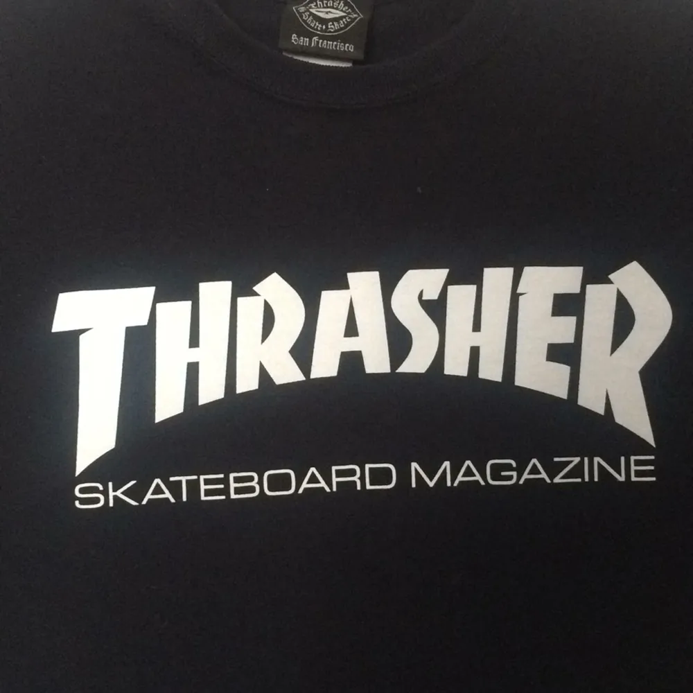 T-shirt från thrasher, köpt på Hollywood i Stockholm.💕 säljer pga använder aldrig längre..  köparen betalar också frakt på ca 50kr 🎀. T-shirts.