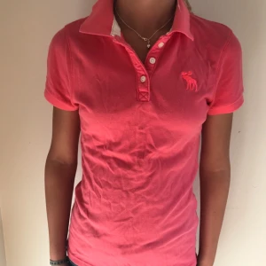  - Superskön Abercrombie and Fitch piké i en superhärlig rosa färg !  Betalning sker via swish  Köparen står för frakt