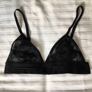  - Jättefin bh från bik bok med två rosdetaljer! 🖤🌹🖤