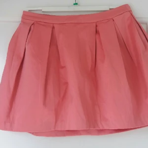  - Rosa kjol i stl 40. Från gina tricot 