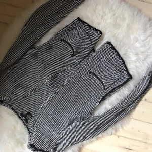  - Frakt dyr pga vikten och storleken så 65 kr. Finns annars att hämta i Gbg. Ett litet hål i kanten, se bild 2 men är nog lätt fixa för den händige 