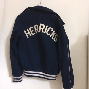  - Baseballjacka köpt second hand i Berlin. Köpte den då för 700kr så detta är ett kap😉 Dessutom används ca 2 gånger av mig. Möts helst upp i Stockholm⚾️💎💙