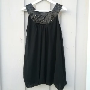  - Rockig blåsa till sommarens festivaler? 100% polyester, handtvätt. Fräscht begagnat skick.