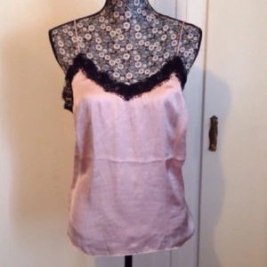  - Ursnygg topp från Gina!     Prislapp kvar, inte ens provad.