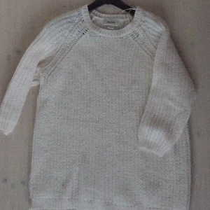  - Vit mysig oversize kofta från monki. Säljer för att jag inte använder denna längre. Fint skick. Rök och djurfri. Köparen står för frakten. 